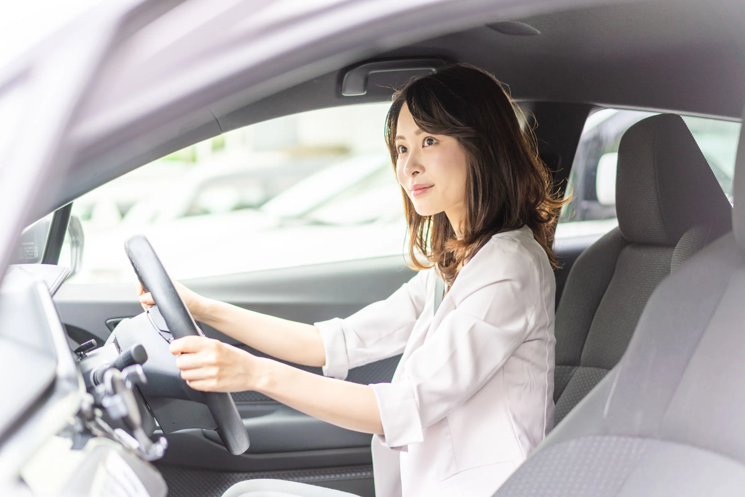 一人で運転している女性