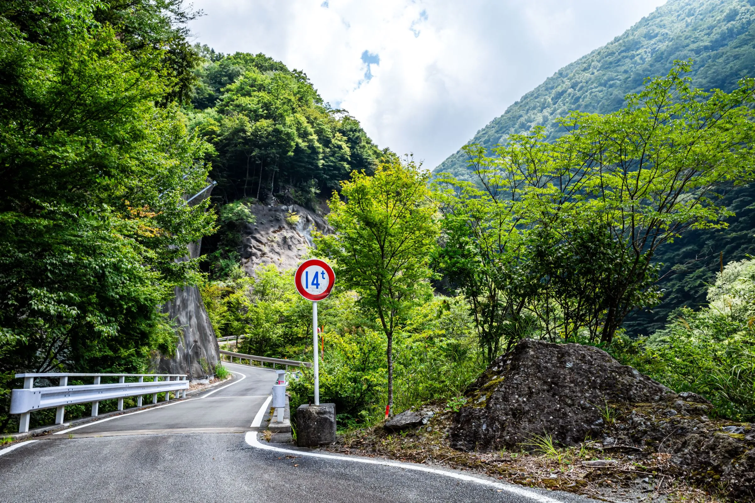 山道の道路